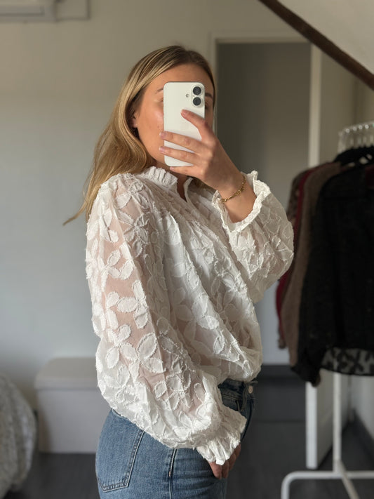 Blouse blanche en dentelle