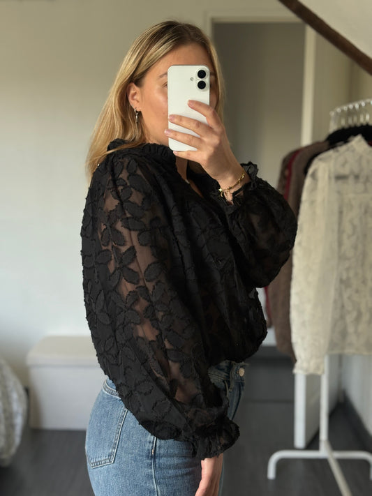 Blouse noire en dentelle